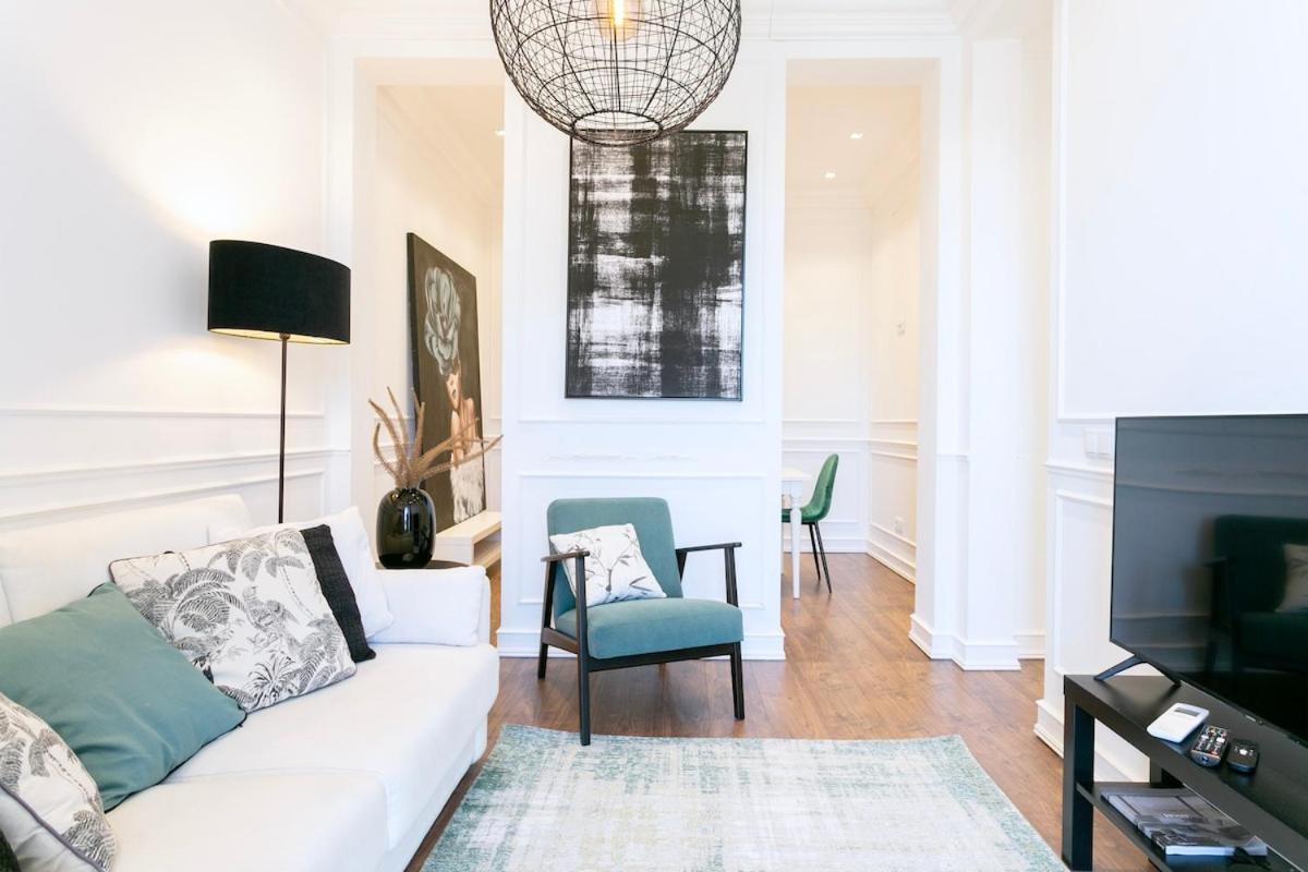 Apartamento Exquisite 2bdr Flat With Balcony In Lisbon's Heart *