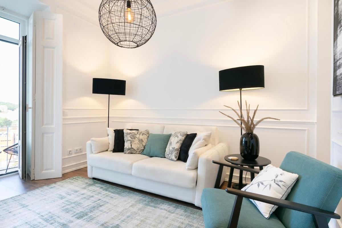 Exquisite 2bdr Flat With Balcony In Lisbon's Heart Lisboa