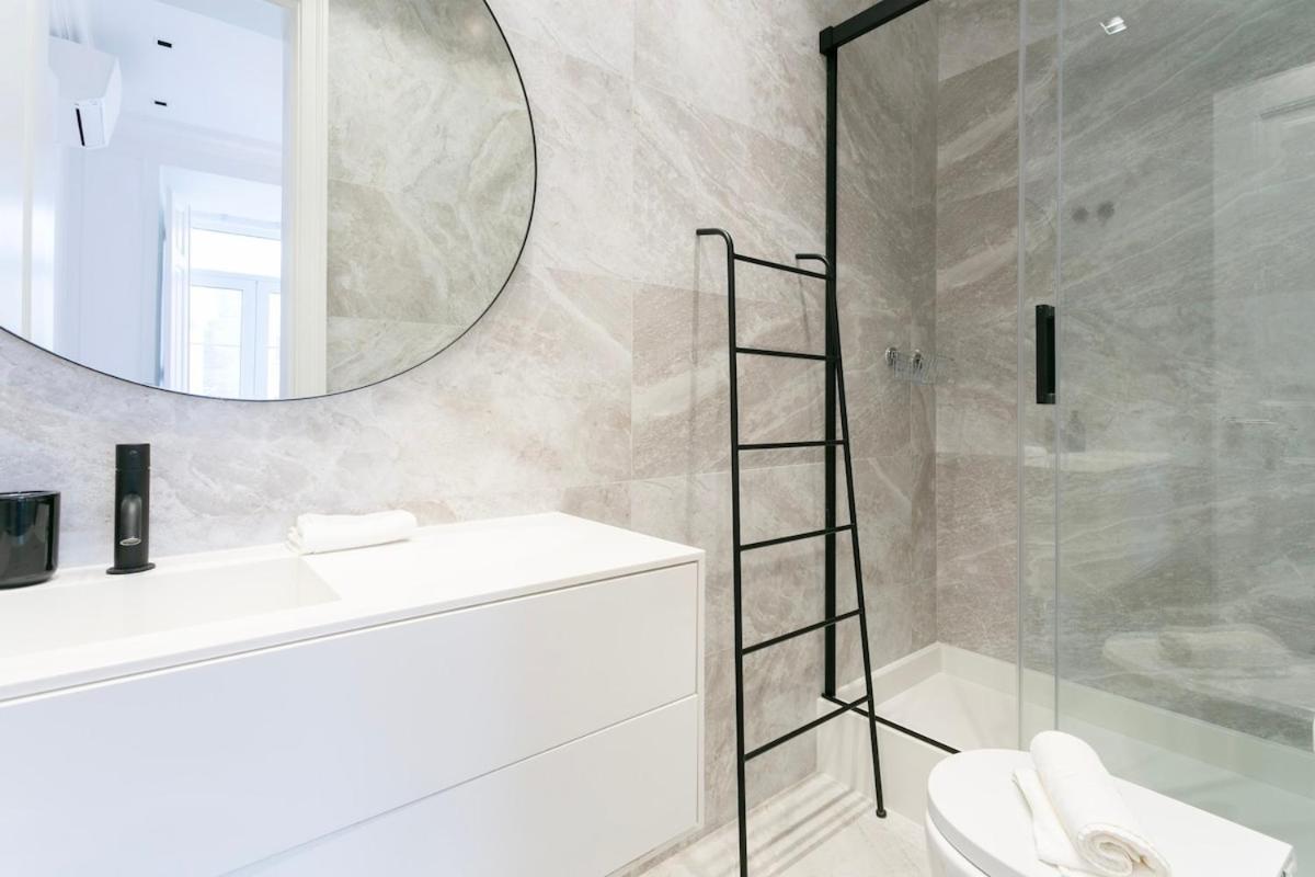 Apartamento Exquisite 2bdr Flat With Balcony In Lisbon's Heart