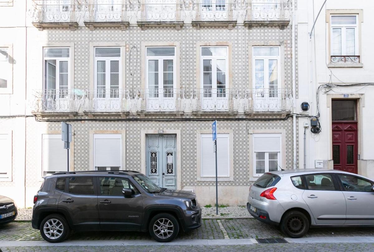 Apartamento Exquisite 2bdr Flat With Balcony In Lisbon's Heart *